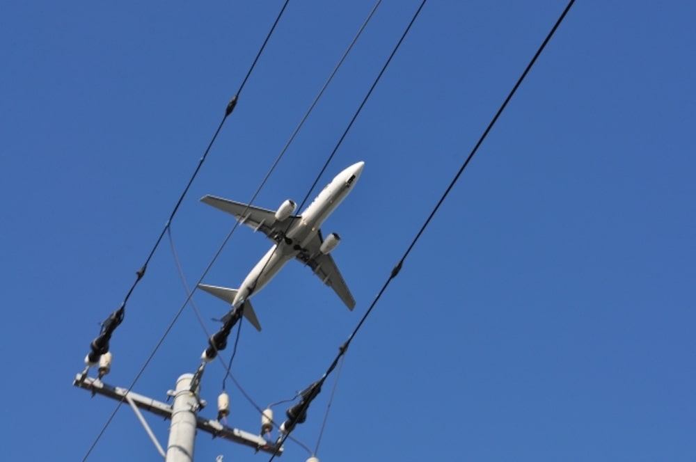 電線と飛行機