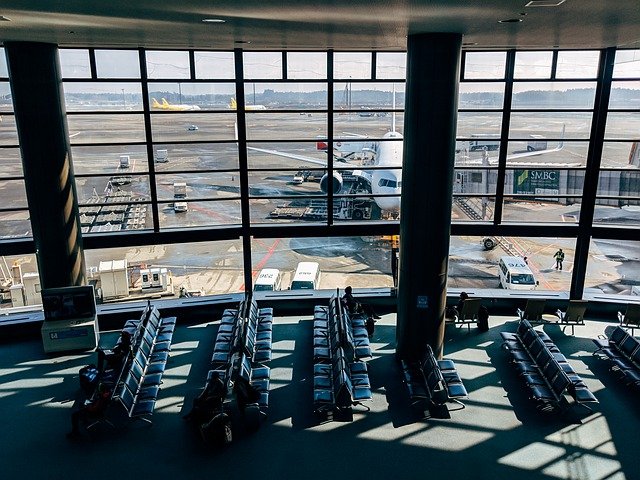 羽田空港の待合室と飛行機